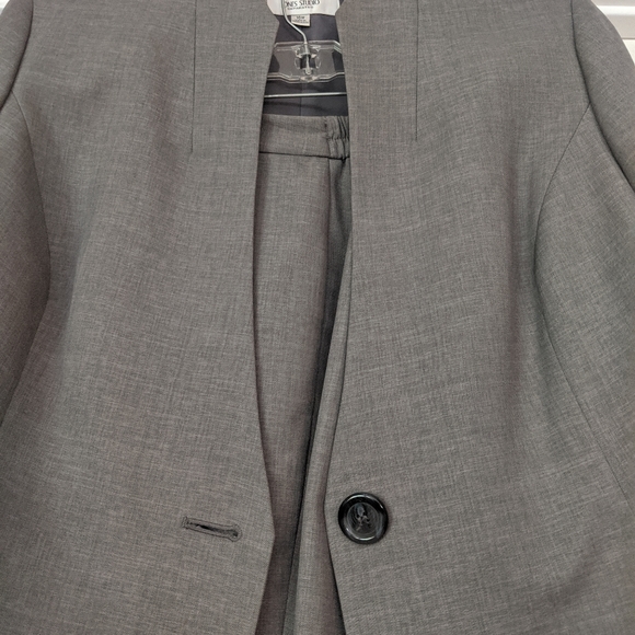 Beautiful Jones of New York suit - Picture 4 of 4